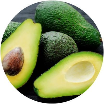 Plusieurs avocats dont un coupé en deux