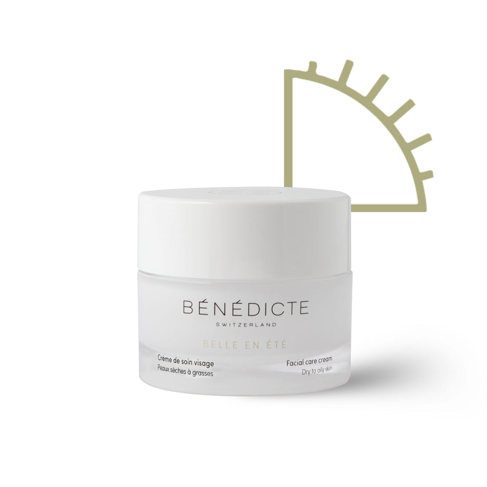 Pot de la crème Belle en Été Bénédicte sur fond blanc avec le picto de la saison d'été à droite du pot