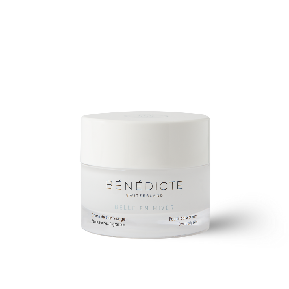 Visuel des Essentiels pour l'Hiver Bénédicte photographiés sur de la roche avec de la neige sur un fond bleu