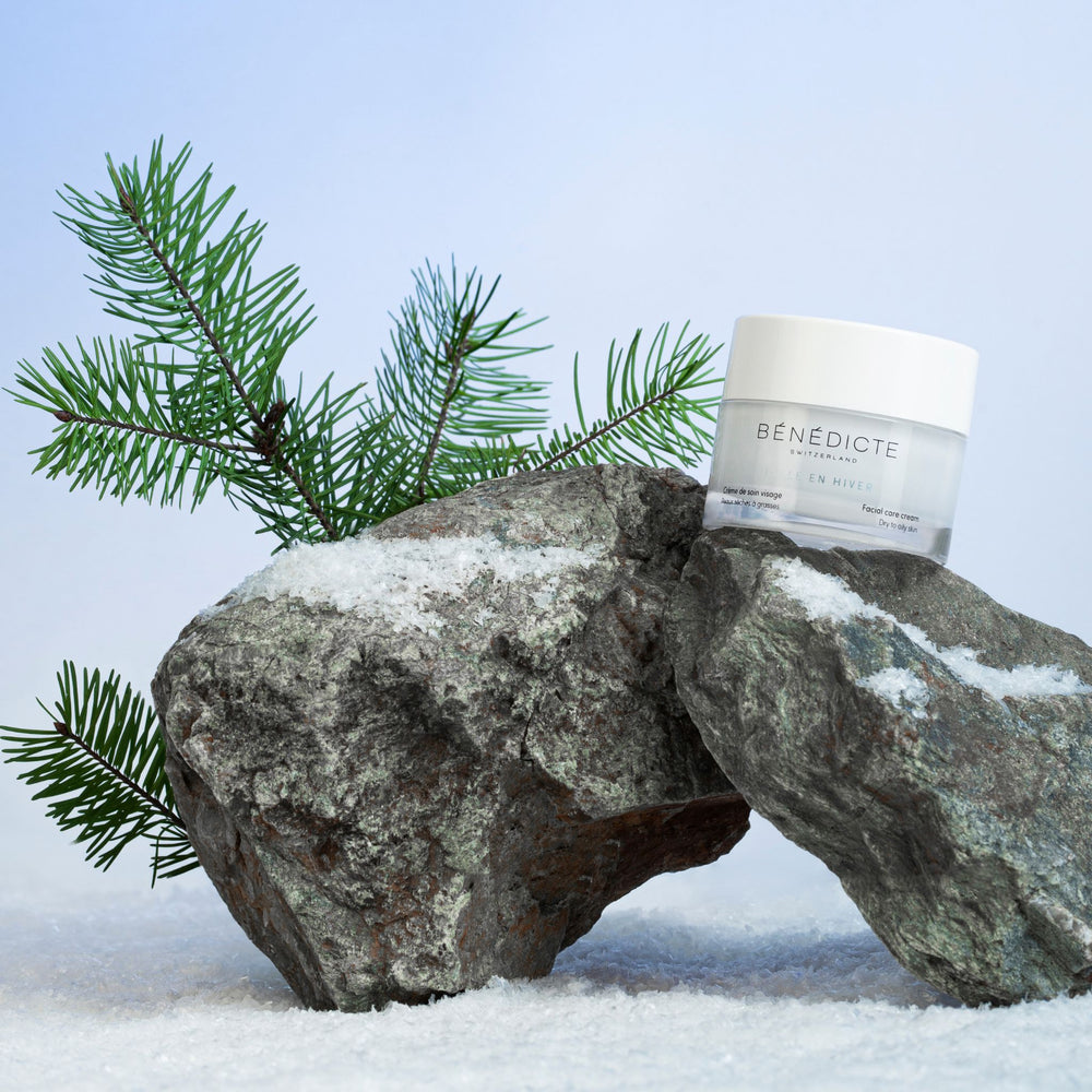 Pot de la crème Belle en Hiver Bénédicte sur fond blanc avec le picto de la saison d'hiver à droite du pot