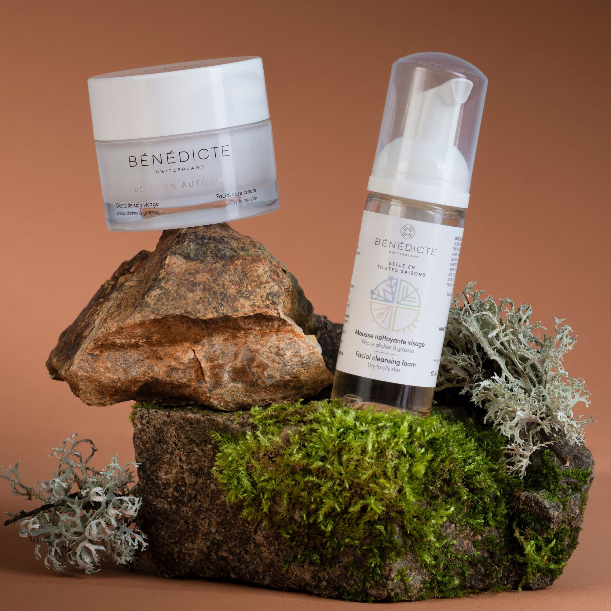 Visuel de la crème Belle en Automne et de la mousse nettoyante photographiés sur de la roche sur fond marron