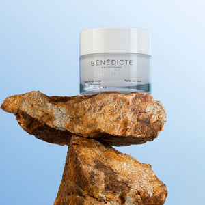 Visuel de la crème Belle en Hiver photographiés sur de la roche sur fond bleu