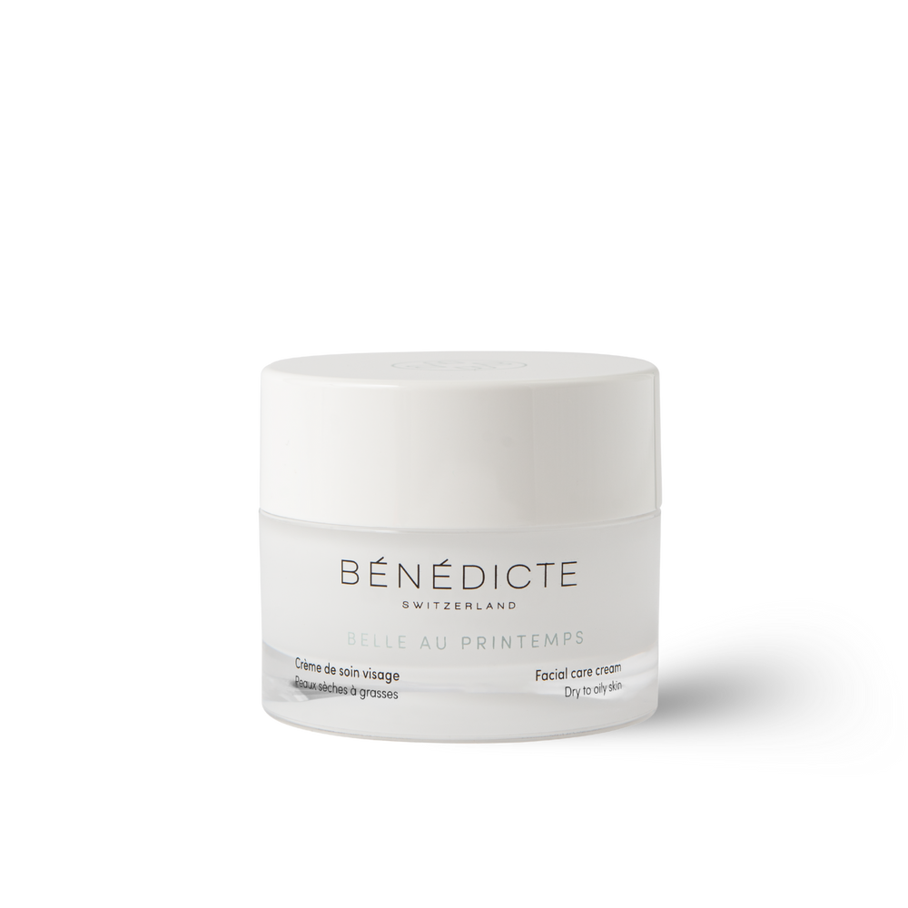 Visuel des Essentiels pour le Printemps Bénédicte photographiés sur de la roche avec des branches de fleurs sur un fond rosé