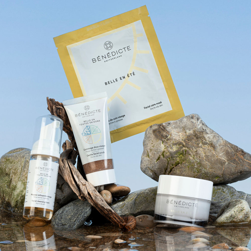 Visuel des Essentiels pour l'Été Bénédicte photographiés sur de la roche sur l'eau avec un fond bleu