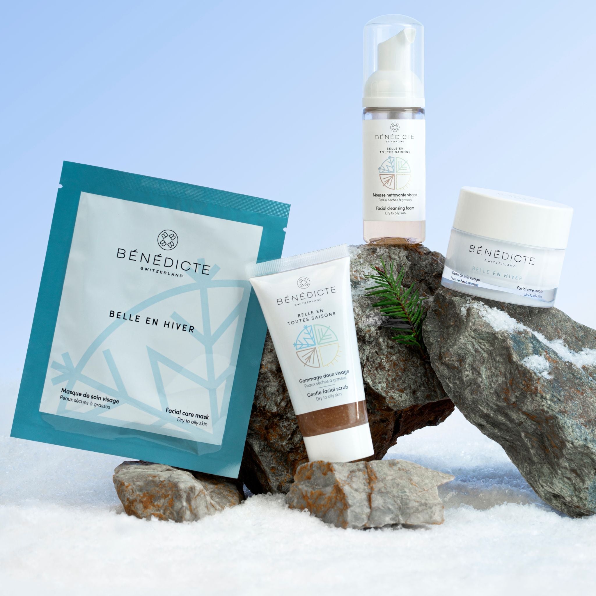 Visuel des Essentiels pour l'Hiver Bénédicte photographiés sur de la roche avec de la neige sur un fond bleu