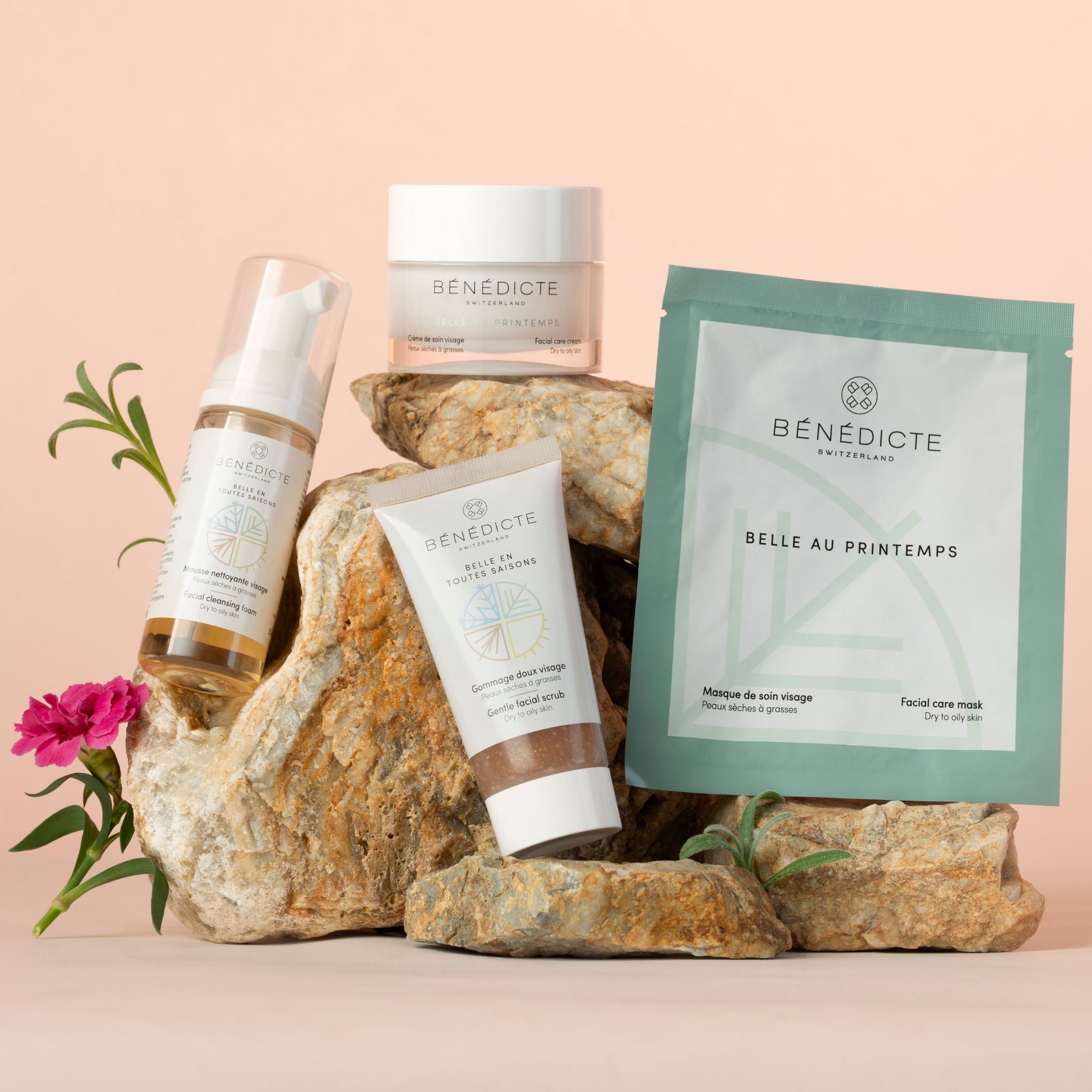 Visuel des Essentiels pour le Printemps Bénédicte photographiés sur de la roche avec des branches de fleurs sur un fond rosé