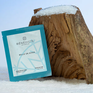 Visuel du masque Belle en Hiver Bénédicte photographiés sur une bûche de bois et de la neige sur un fond bleu