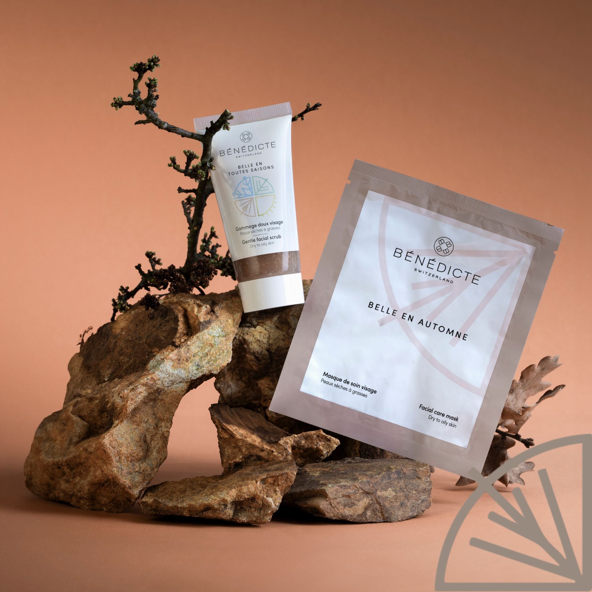 Masque et gommage Belle en Automne mis en scène sur de la roche avec un fond dégradé marron.