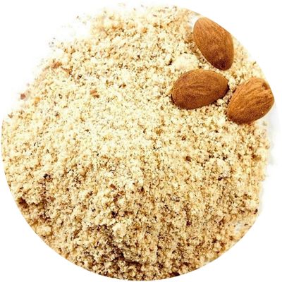 Poudre d'amande avec trois amandes posées dessus