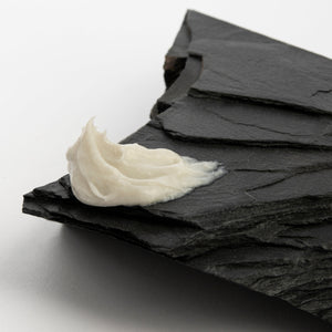 Crème Bénédicte déposée sur le bord d'un morceau d'ardoise