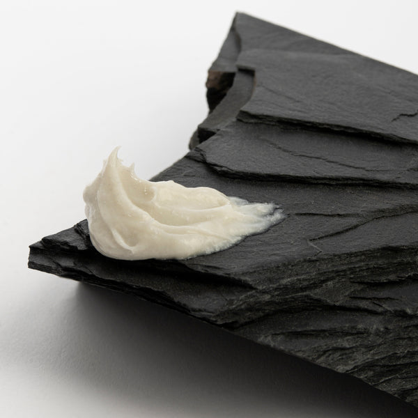 Crème Bénédicte déposée sur le bord d'un morceau d'ardoise