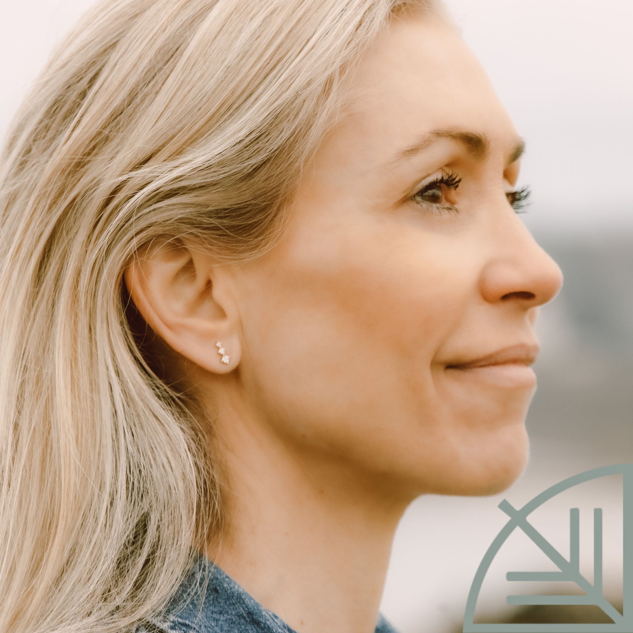 Gros plan sur le visage de Bénédicte regardant vers l'horizon