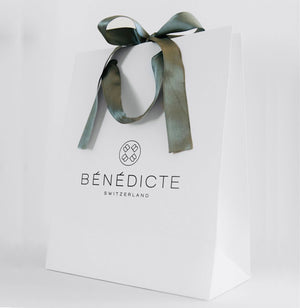 Sac cadeau siglé Bénédicte avec son ruban vert