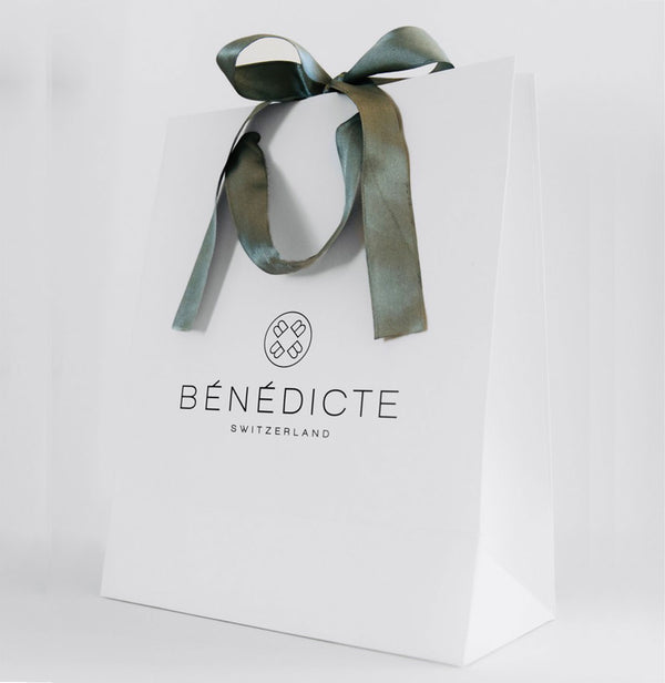 Sac cadeau siglé Bénédicte avec son ruban vert