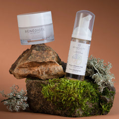 Visuel de la crème Belle en Automne et de la mousse nettoyante photographiés sur de la roche sur fond marron